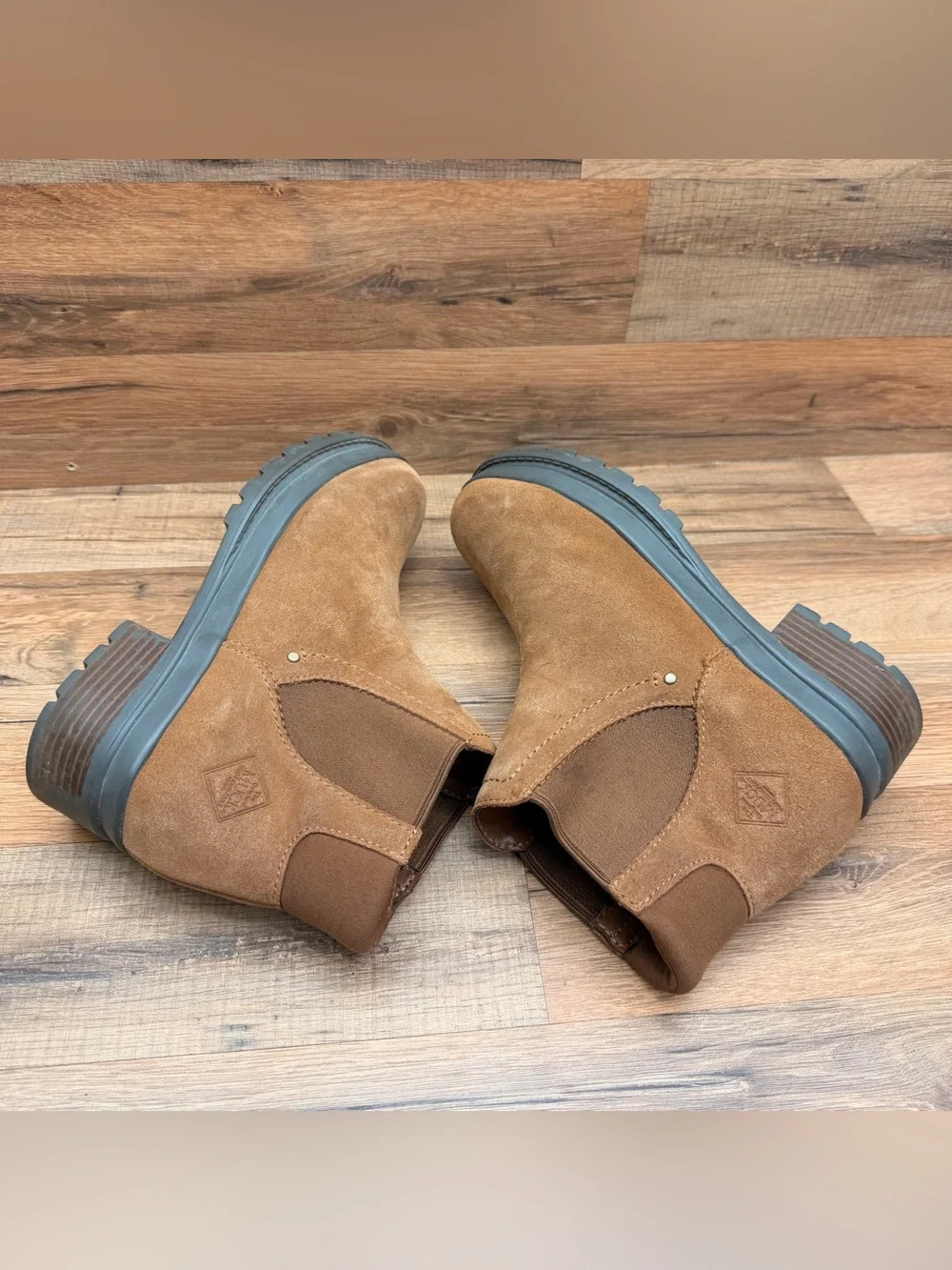 Muck Boot Company Men's size 8 Suede Chelsea Ankle Boots in Brown
